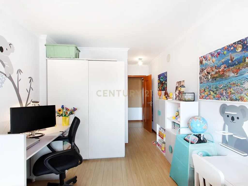 Apartamento T3 com 2 Estacionamentos e Arrecadação no Centro de Mem Martins - Image 17