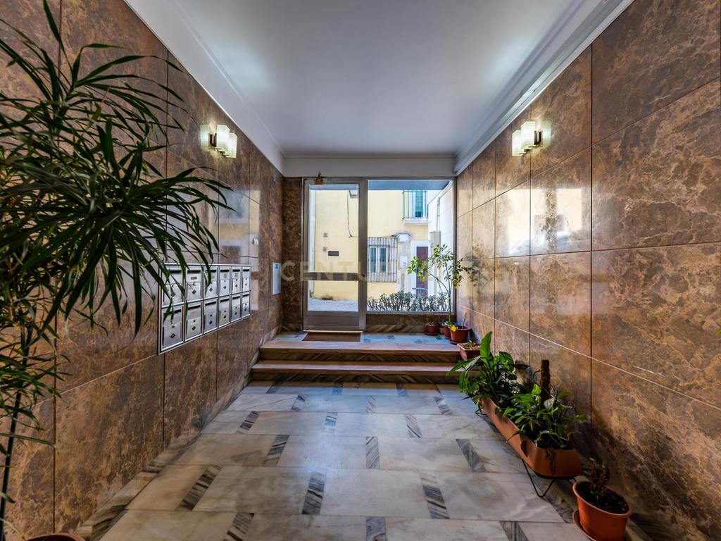 T2 Totalmente Remodelado com Terraço — Almada Centro. - Image 26