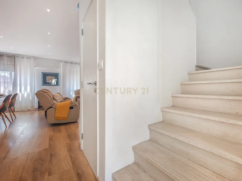 🏡 Moradia T3 Totalmente Remodelada em Camarate, Loures | O Espaço de uma Casa ao Preço de um Apartamento! - Image 2