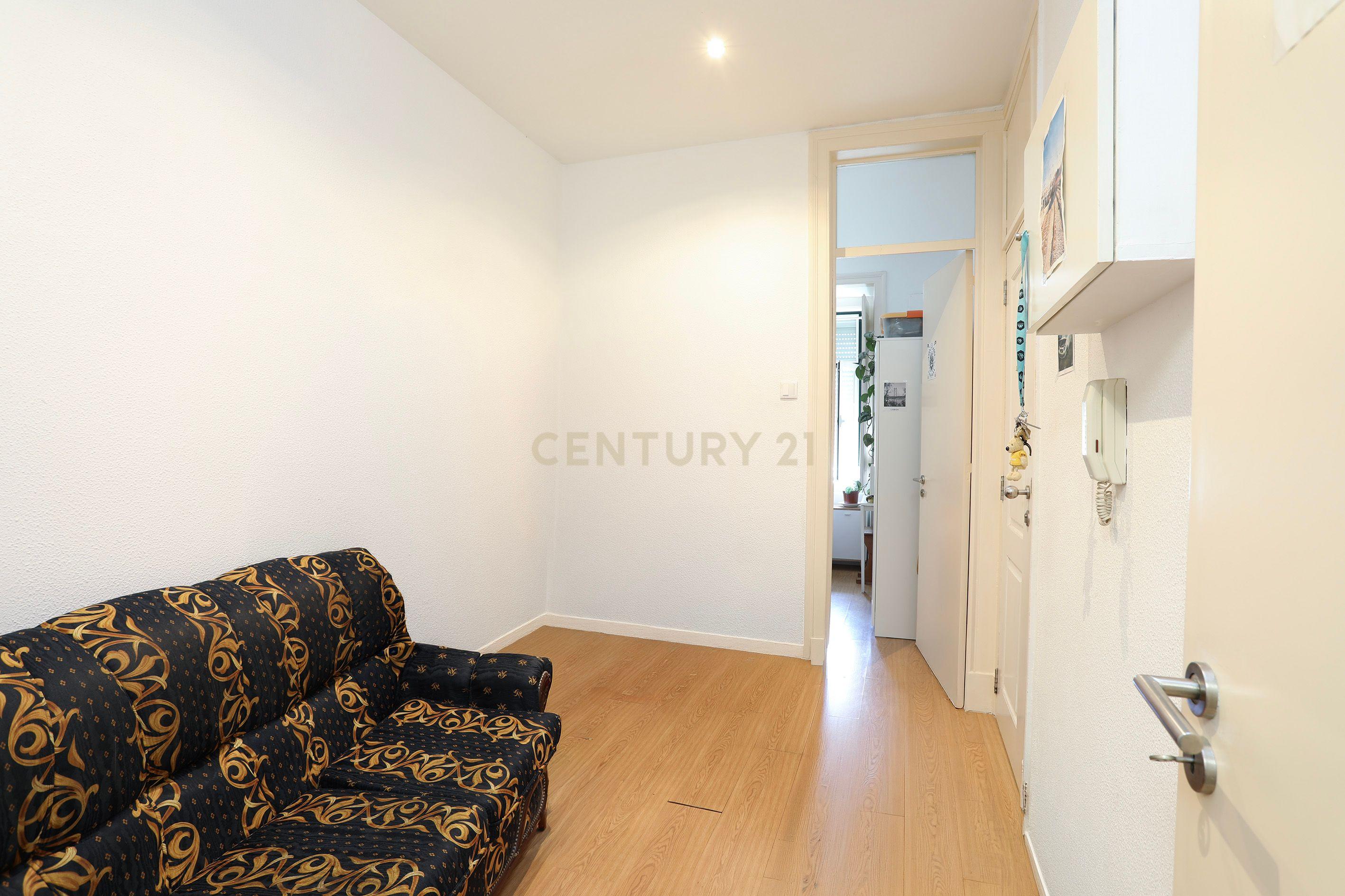 Fotografia 3 de T1+2 com Logradouro Aproveitado | Excelente Oportunidade de Investimento em Marvila