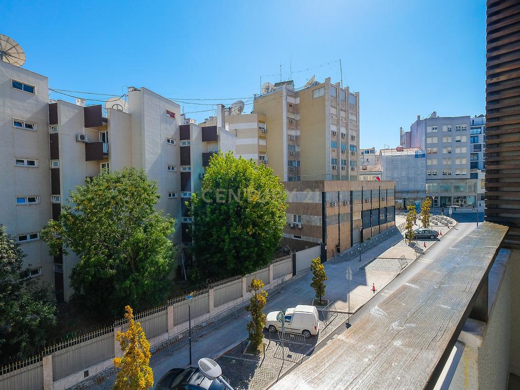 Arrendamento T1 Mobilado com Garagem, duas Varandas na Rua Visconde de Santarém - Image 7