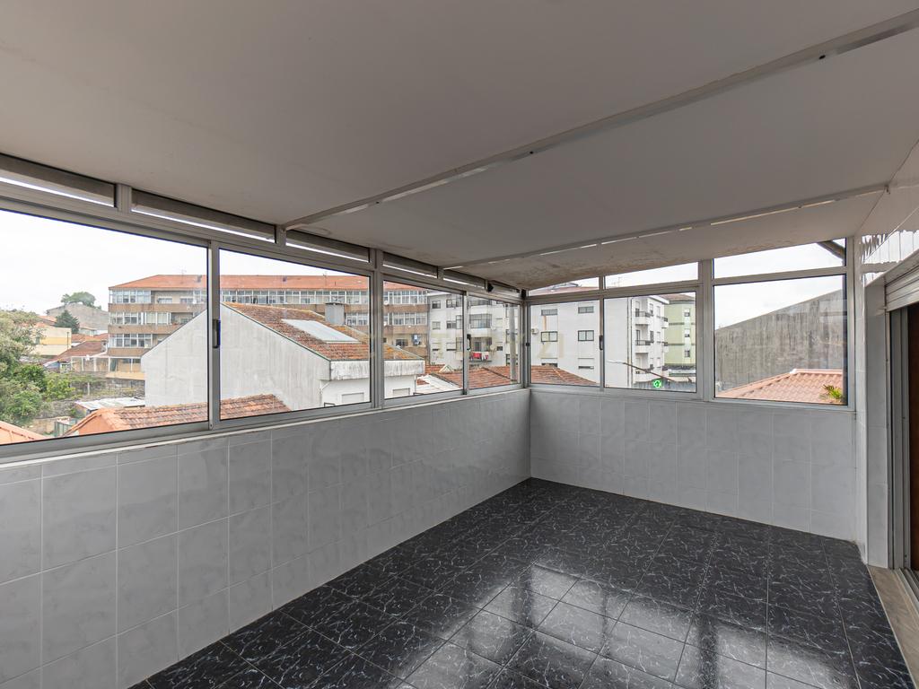 T2 Renovado com Vista Cidade – Rua de São Roque da Lameira, Campanhã - Image 18