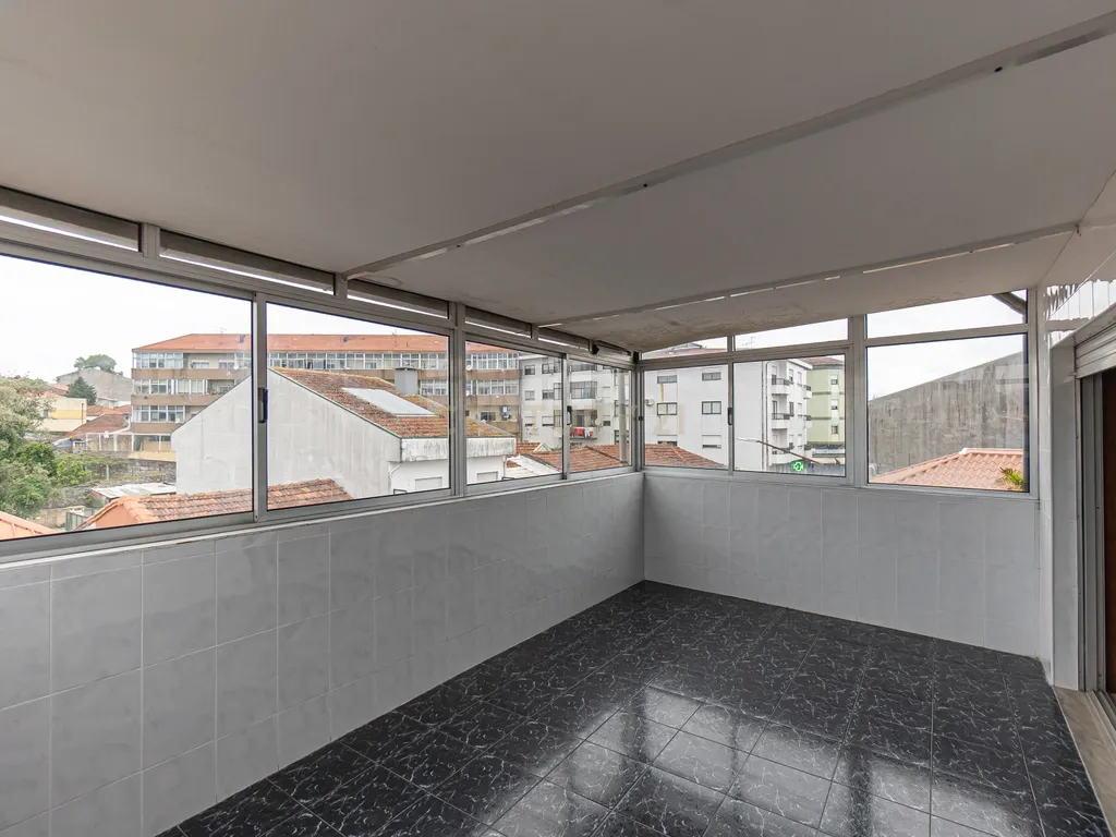 T2 Renovado com Vista Cidade – Rua de São Roque da Lameira, Campanhã - Image 18