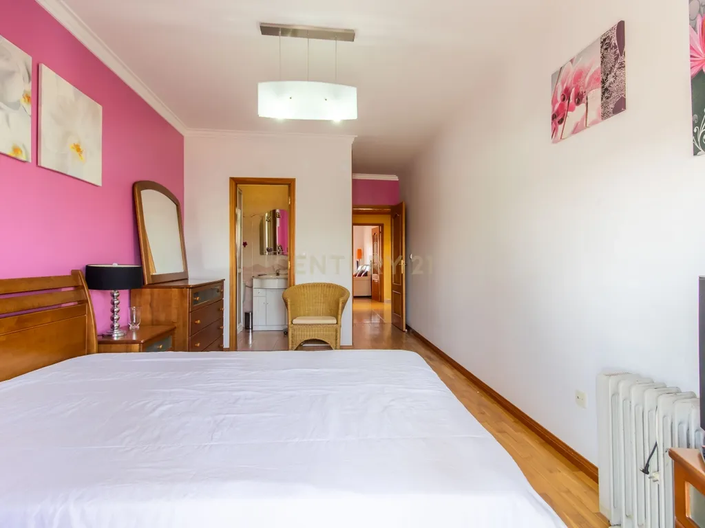 Apartamento T2 com suíte, varandas e garagem-  Cacém - Image 8