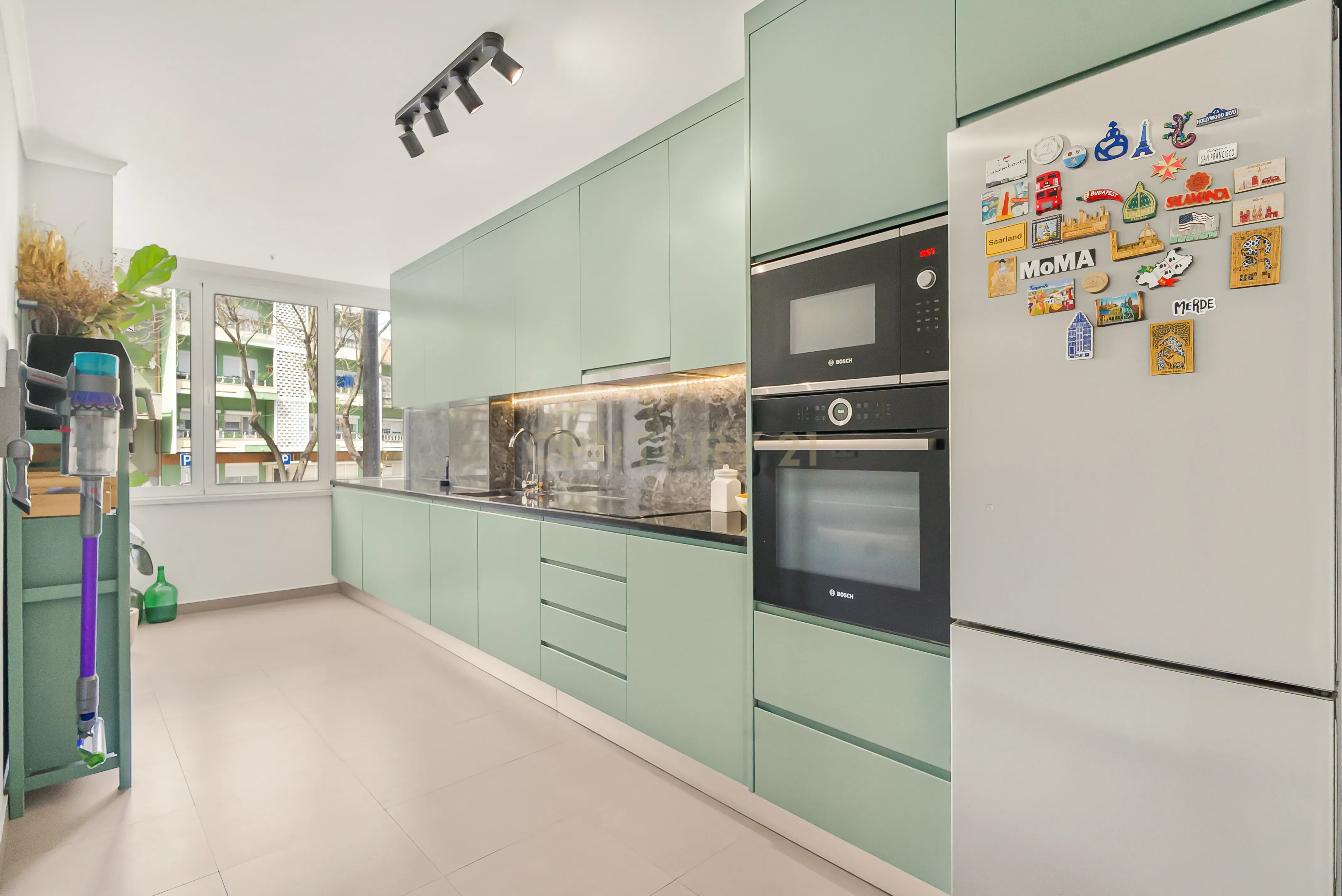 Apartamento T3 convertido em T2 totalmente renovado - Cova da Piedade ( frente à Estação) - Image 8