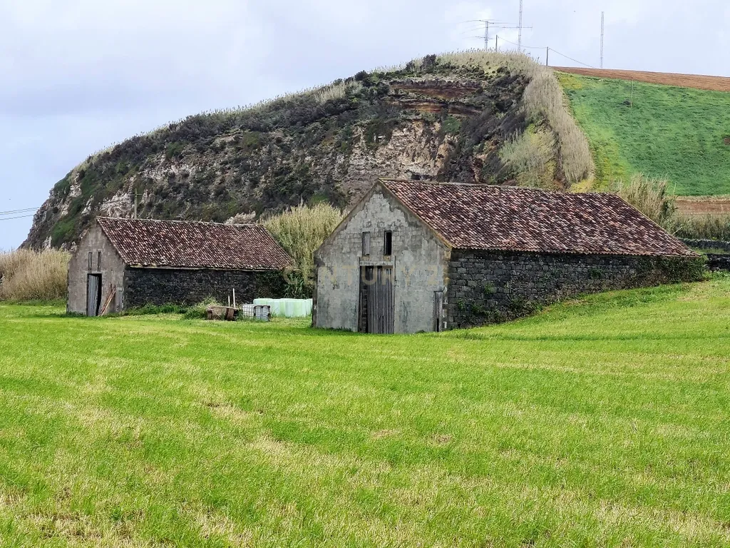 Propriedade Única com Mais de 18.000 m² Junto à Praia de Santana – Duas Casas de Pedra Históricas - Image 15