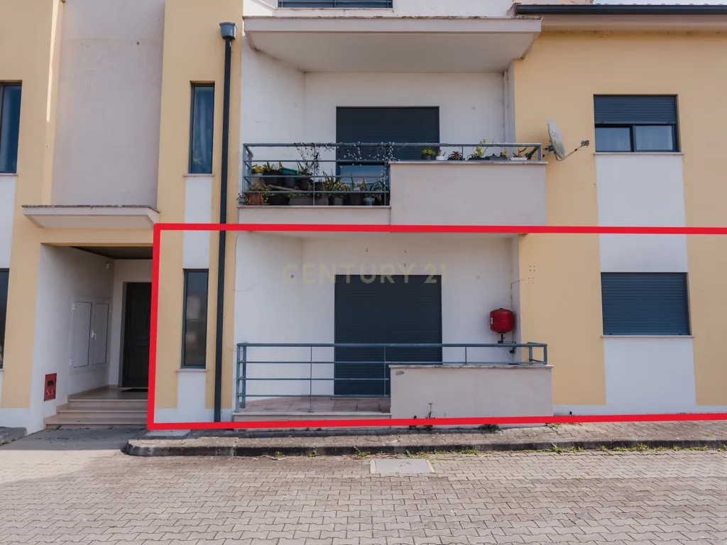 Apartamento T3 com áreas extraordinárias, garagem para 2 carros e perto da praia! - Image 1