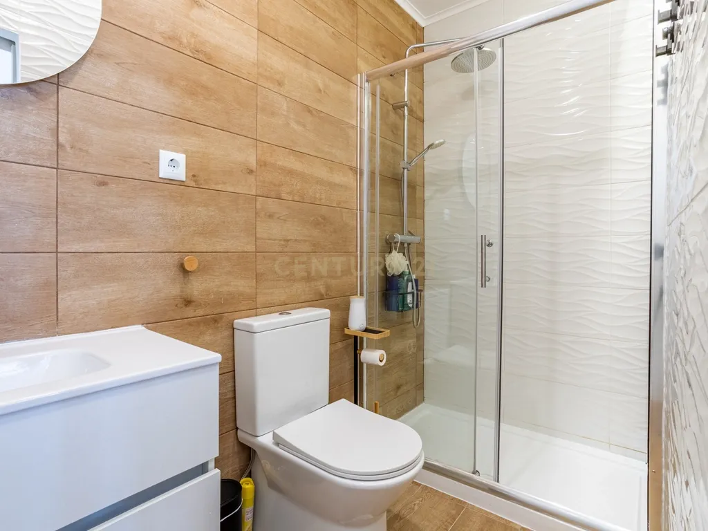 Apartamento T3 totalmente renovado, Laranjeiro. - Image 11