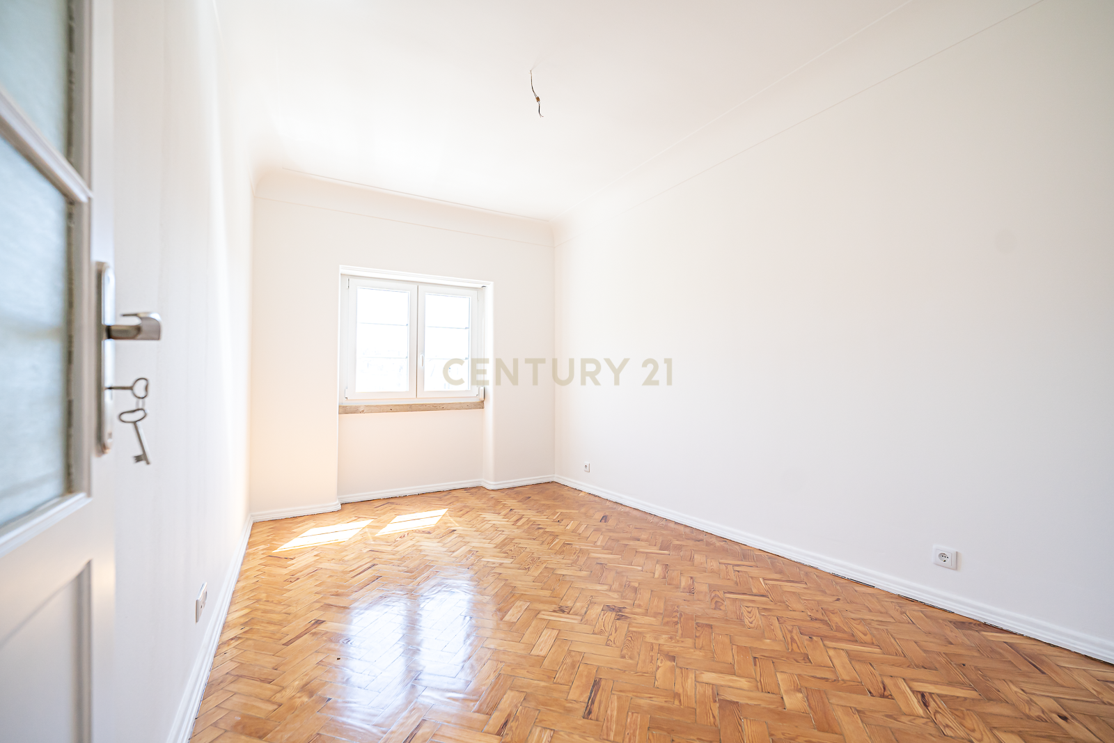 APARTAMENTO T4 TRANFORMADO EM T3 ARROIOS - ARRENDAMENTO - Image 6