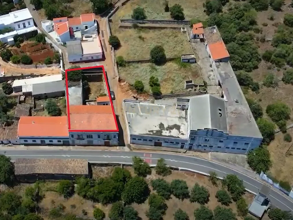 Moradia com 662m2, anexos e logradouro, para recuperação em Ponte de Salir - Image 1