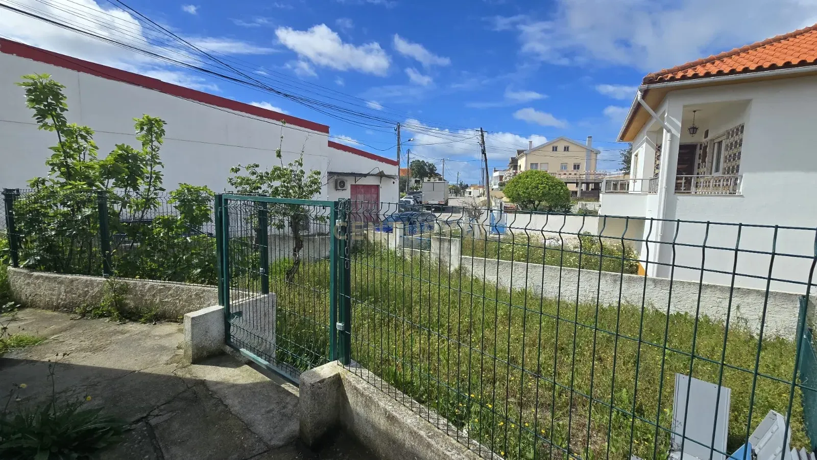 Moradia Térrea em ponta de banda sem licença no centro da Charneca Caparica - Image 2