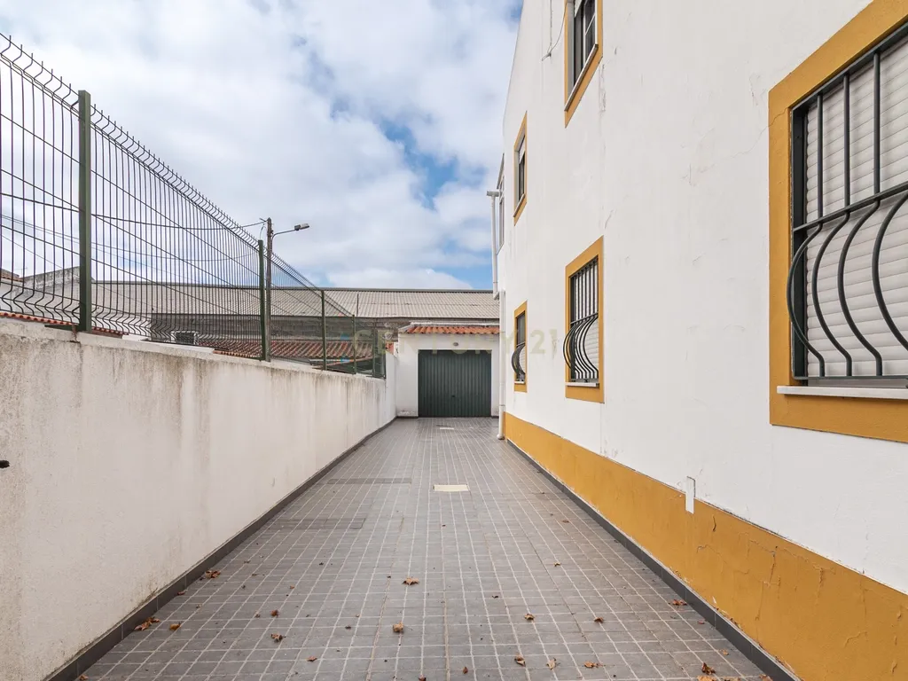Moradia T2 no Centro de Évora (1º Andar) - Image 35