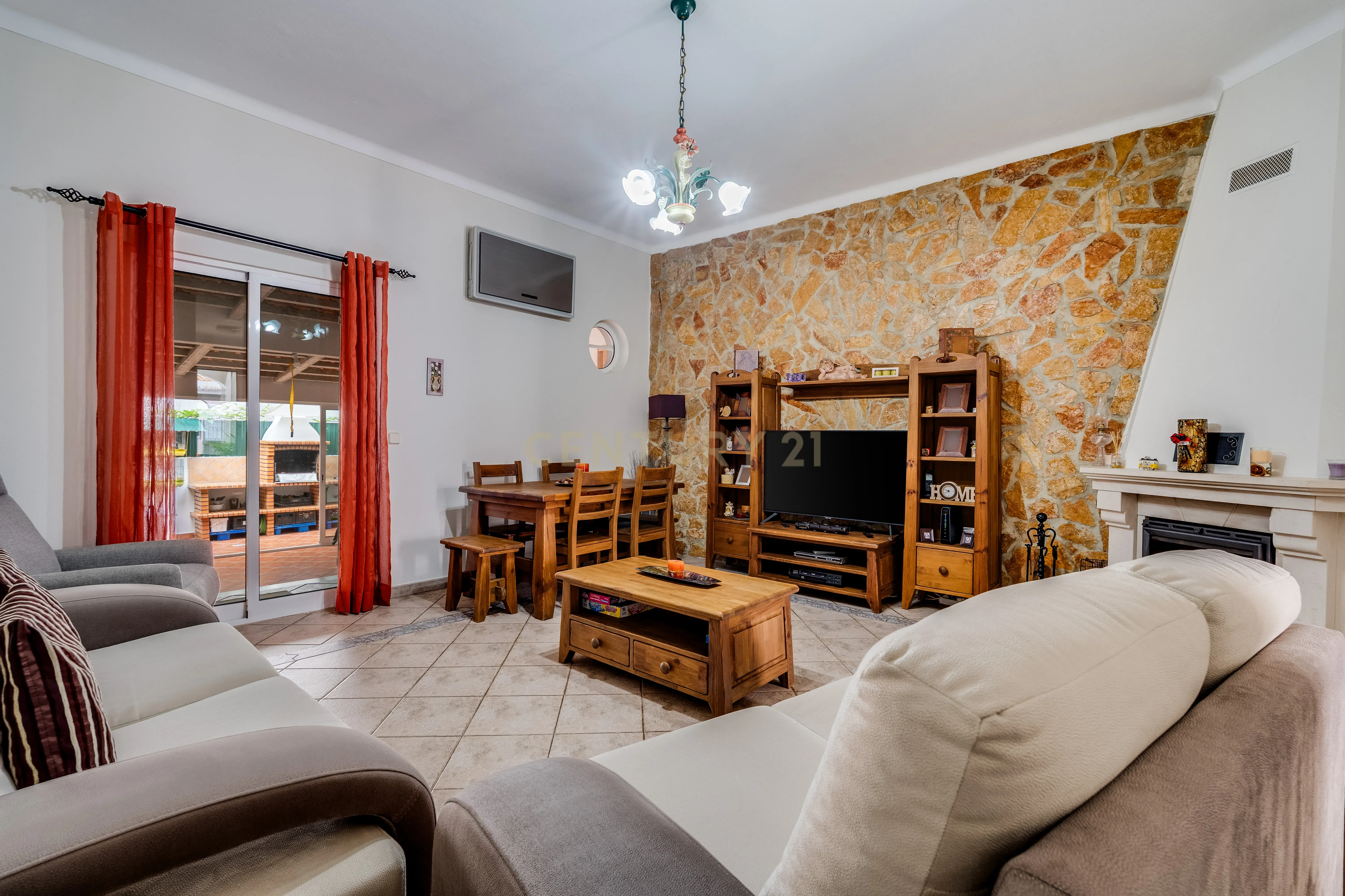 Fotografia 9 de Moradia T2+1 com Terraço e Quintal em Montechoro, Albufeira