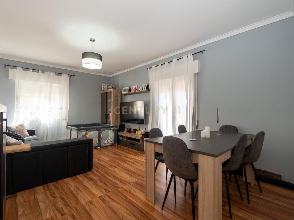 🏡 Oportunidade única: T2 espaçoso, com  varanda e localização privilegiada! - Image 3