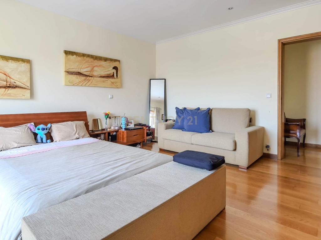Moradia T4 de 4 Frentes com Jardim, Cozinha Regional e Garagem – Custoias, Matosinhos - Image 16