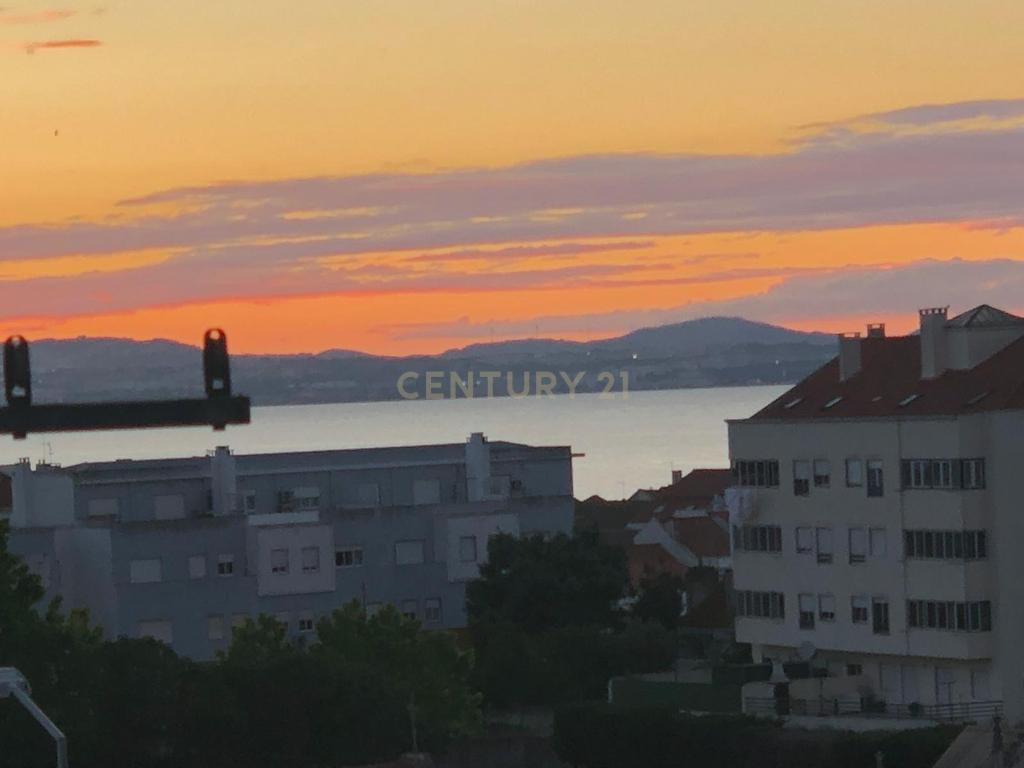 Apartamento Duplex T4 de Prestígio com Vista Rio | Alcochete - Image 31