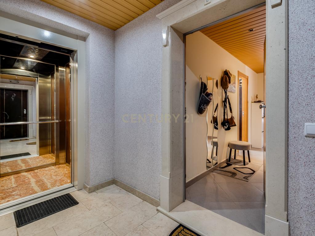 T3 Mobilado com Garagem em Vila Real de Santo António - Image 4