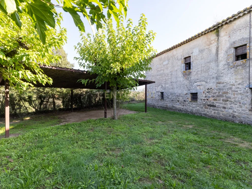 MASIA CATALANA EN VENDA A LLAGOSTERA – MÉS DE 7 HECTÀREES DE TERRENY, LLICÈNCIA TURÍSTICA, PISCINA I CAMP DE FUTBOL - Image 8