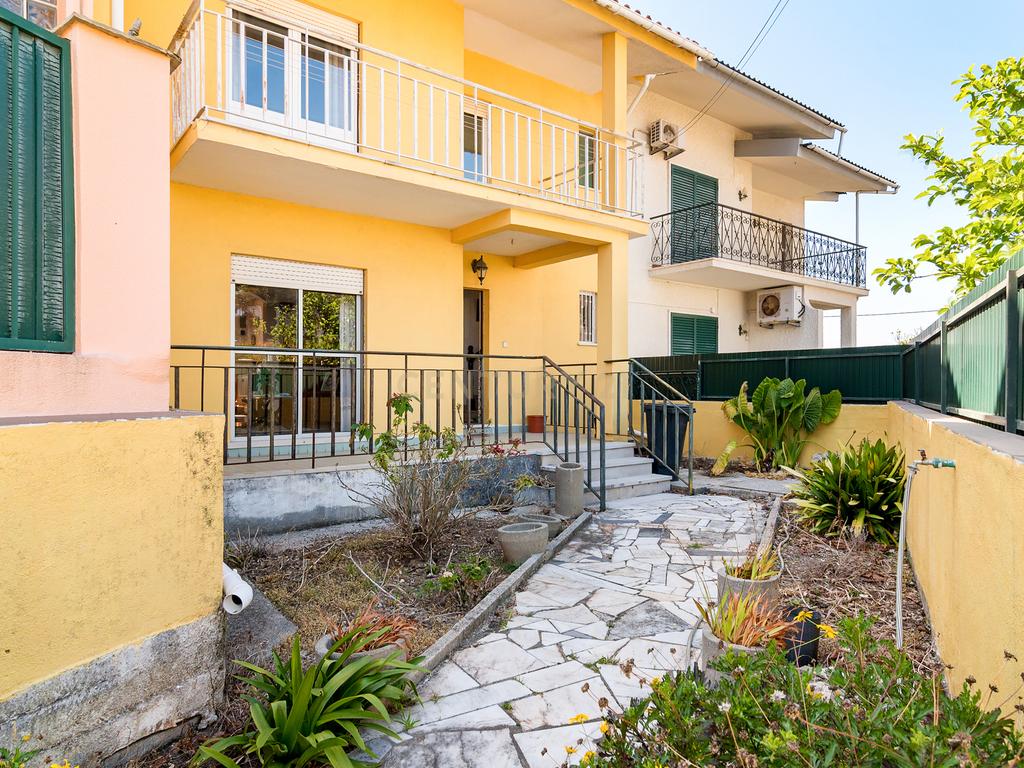 Moradia T3 em Porto Salvo | 213 m² | Garagem | Pátio e Jardim - Image 2