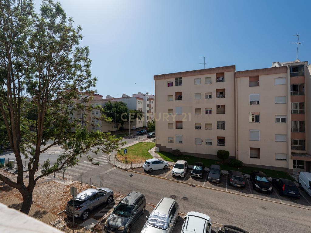 🏡 Oportunidade única: T2 espaçoso, com  varanda e localização privilegiada! - Image 19