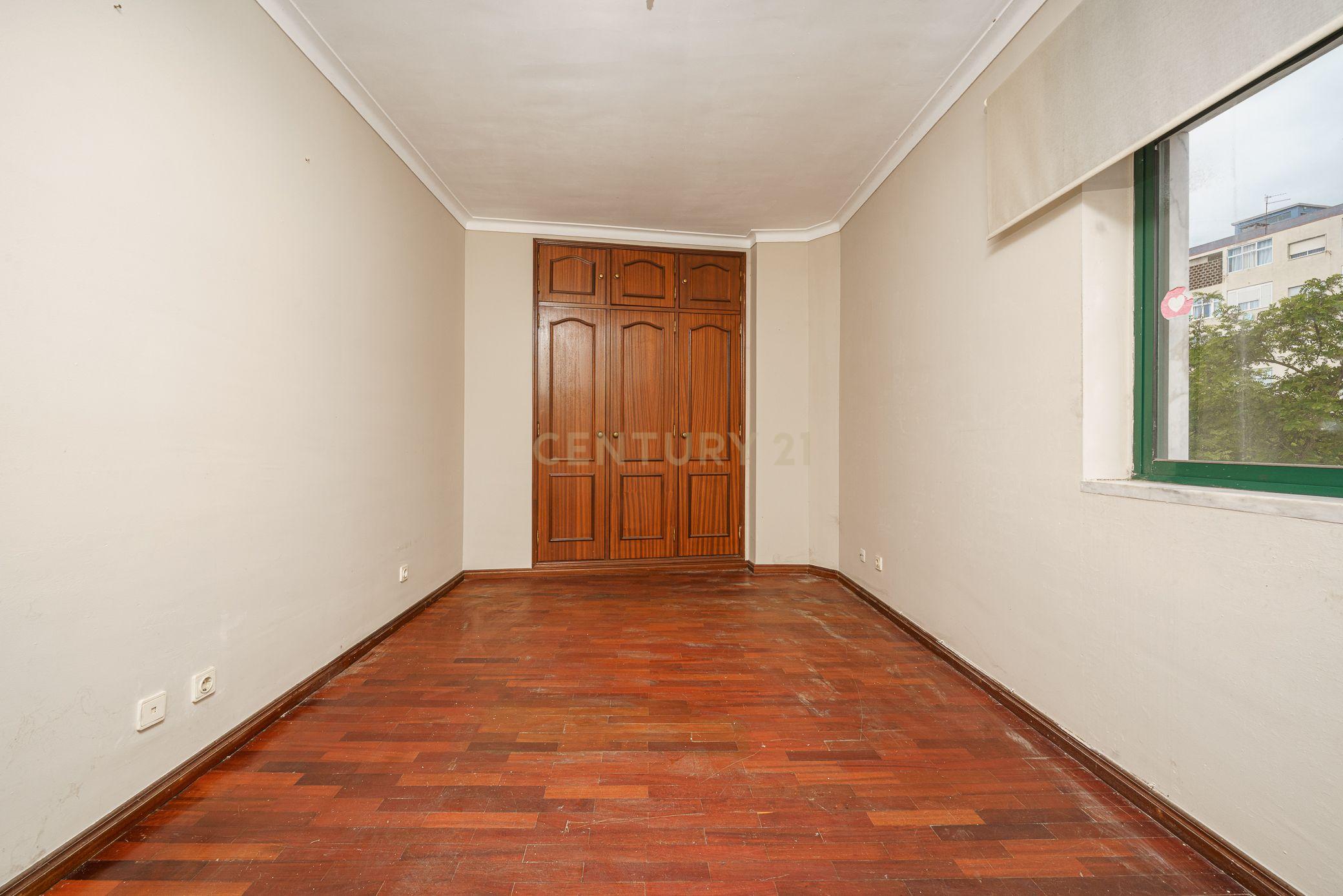 Apartamento T2 com Parqueamento, Varandas e Lareira - Perto do Centro da Cidade - Image 15