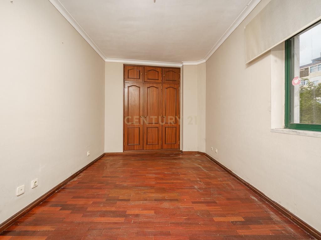 Apartamento T2 com Parqueamento, Varandas e Lareira - Perto do Centro da Cidade - Image 15