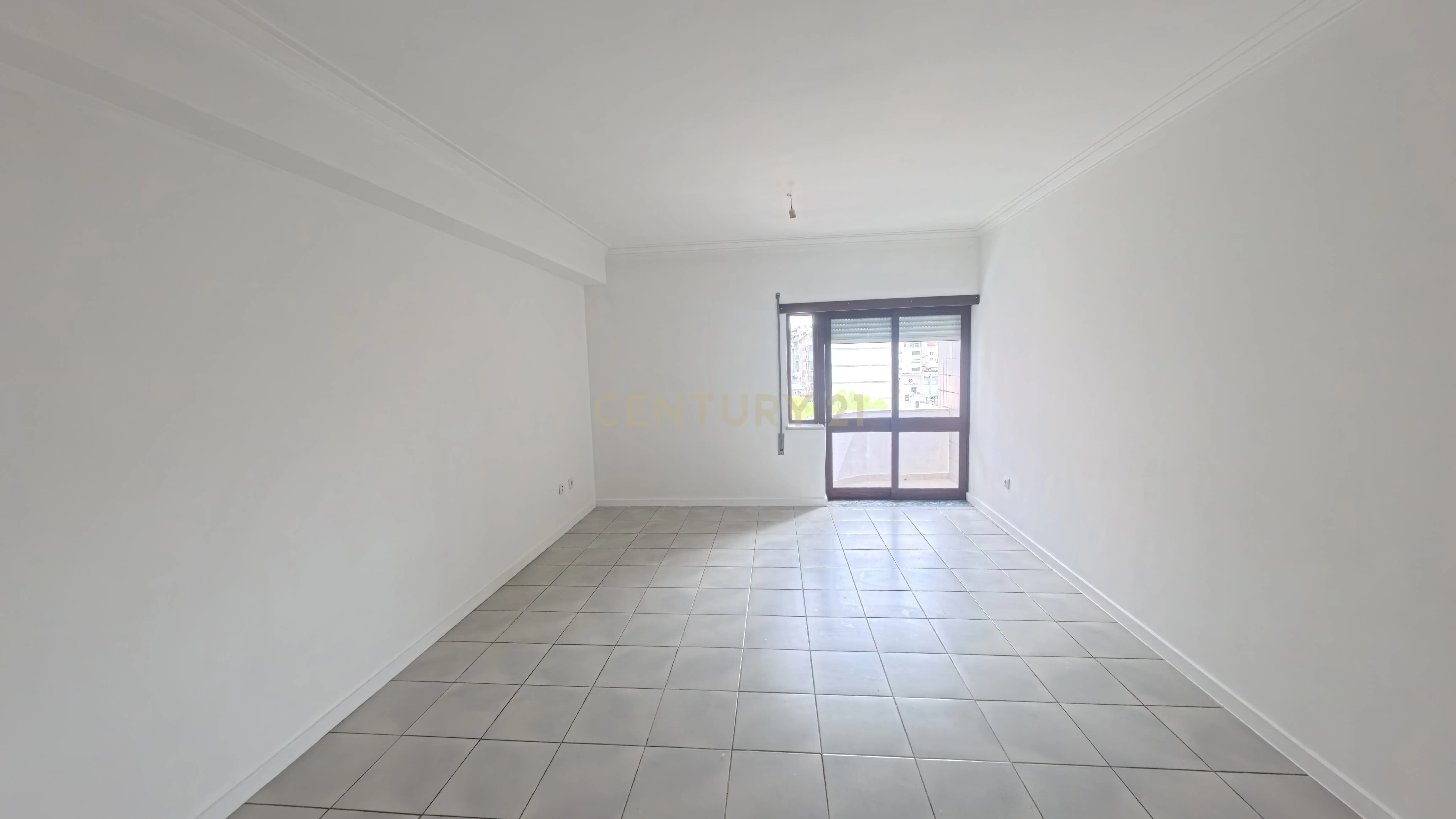 Fotografia 4 de T2 com Potencial Único no centro de Viseu - Habitação Própria + Sótão Preparado para Ampliação