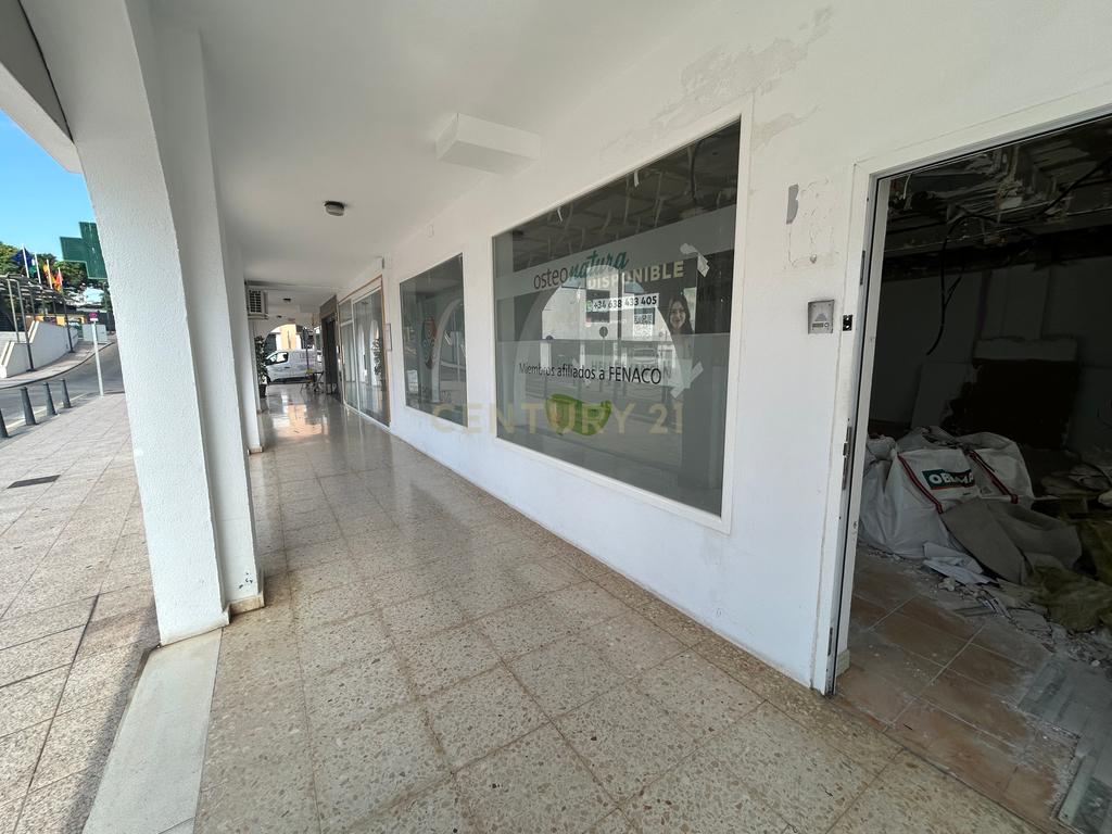 Loja Comercial em Renovação com Terraço e Vista para a Cidade - Image 2
