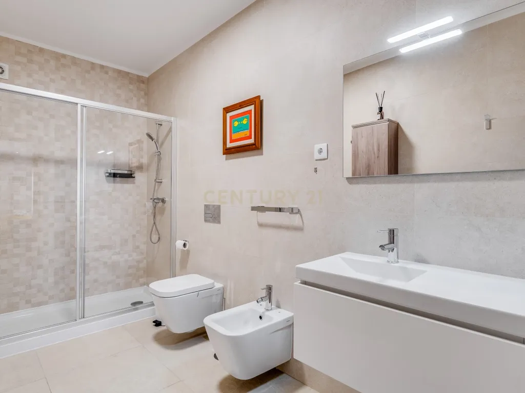Apartamento T2+1 novo, design moderno, central, a 250metros da Praia de Armação de Pêra - Image 18