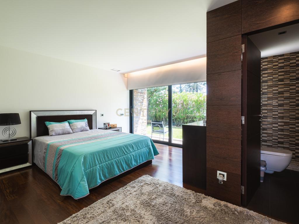 Luxuosa Moradia T4 com Piscina e Vista Panorâmica em Lousada - Image 34