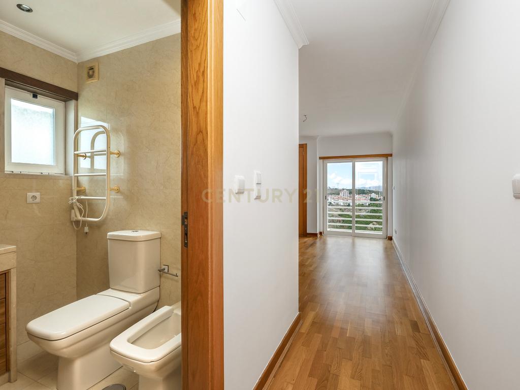 Apartamento T3 na Serra das Brancas, com box de 67m2 e arrecadação. - Image 29
