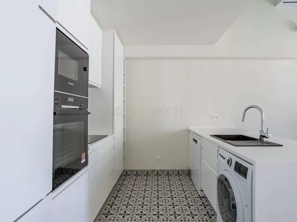 Duplex T3 para Venda, em Campolide – Pé-Direito Duplo, Terraço e Classe Energética A | 940.000 € - Image 9