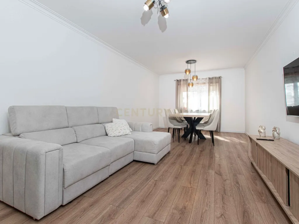 Apartamento T3 com Parqueamento e Arrecadação - Image 2