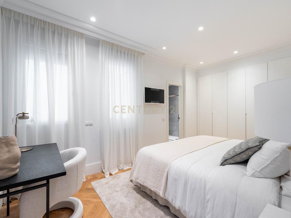 APARTAMENTO RENOVADO COM MOLDURAS E VARANDAS - Image 19
