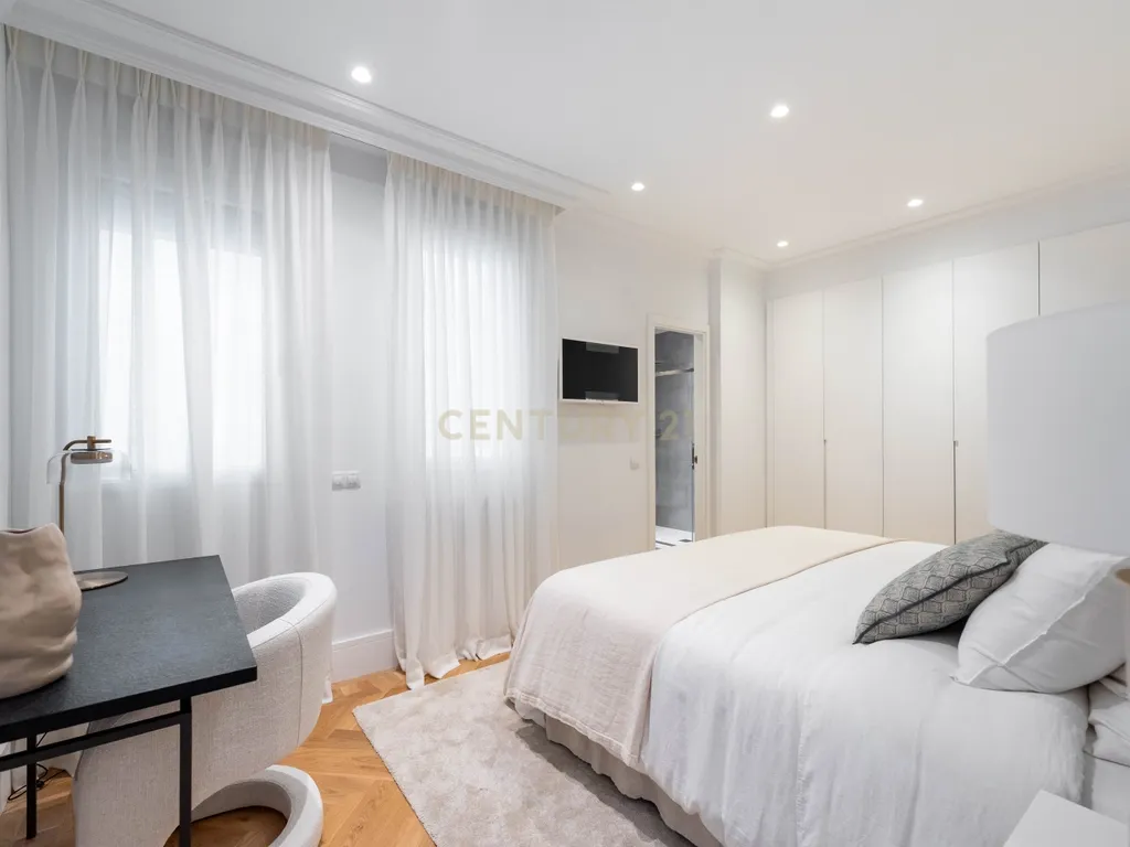 APARTAMENTO RENOVADO COM MOLDURAS E VARANDAS - Image 19