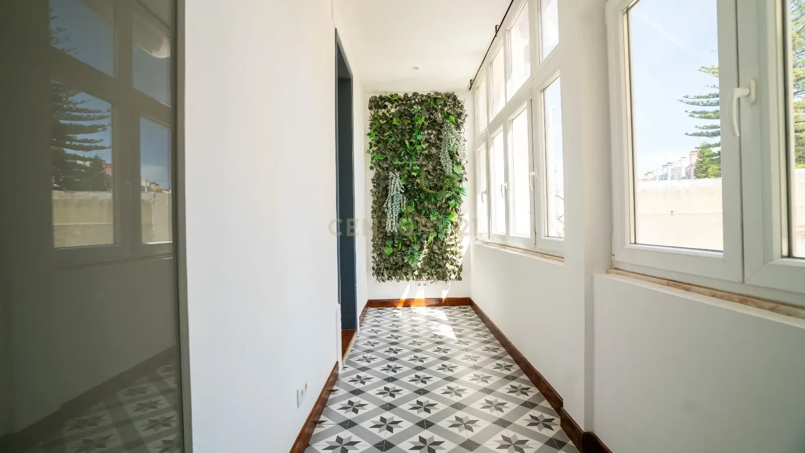 Apartamento T2 com 83 m² - Image 2