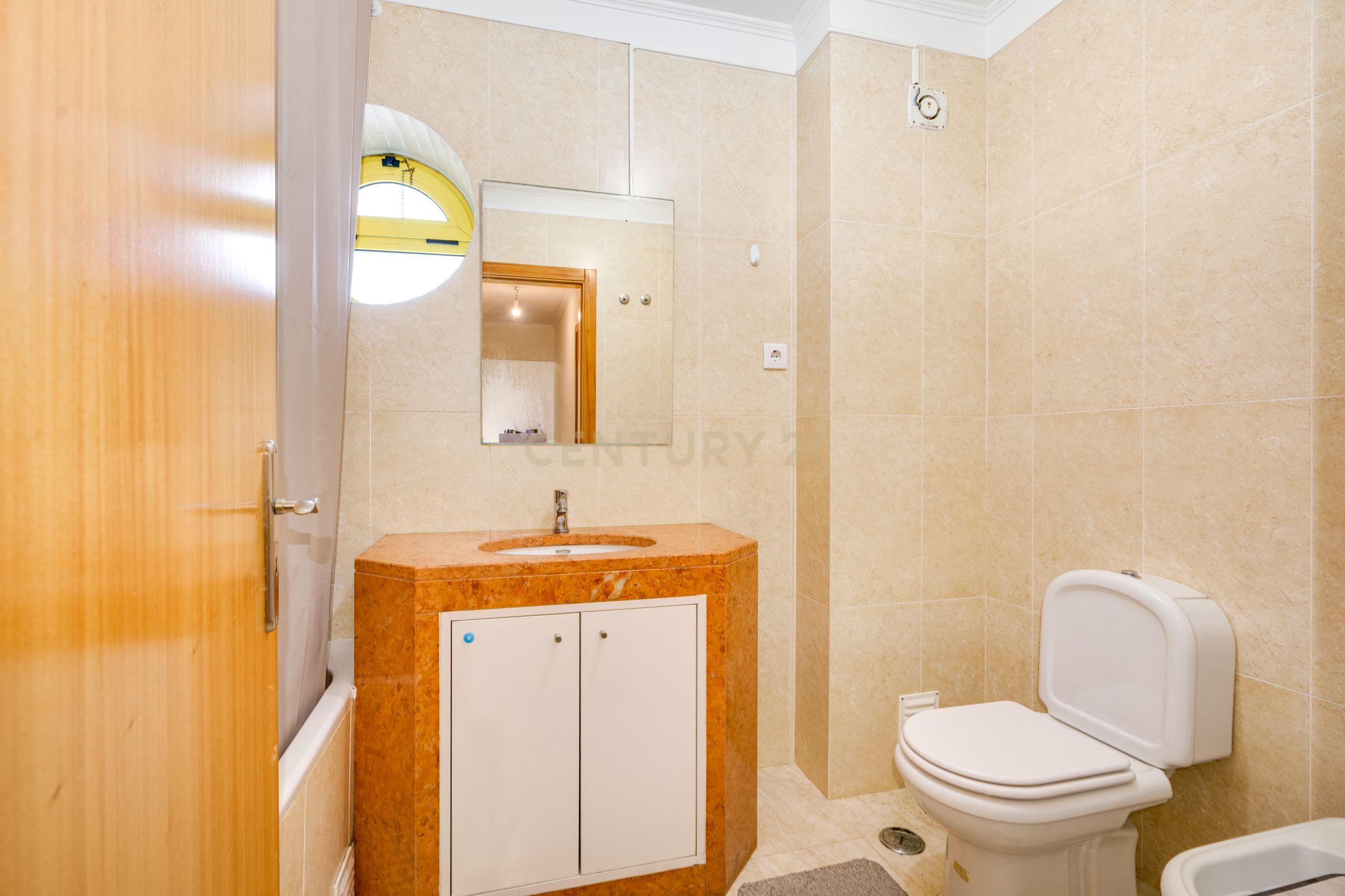Fotografia 12 de Apartamento T2 com Varanda em Loures - Oportunidade Única!