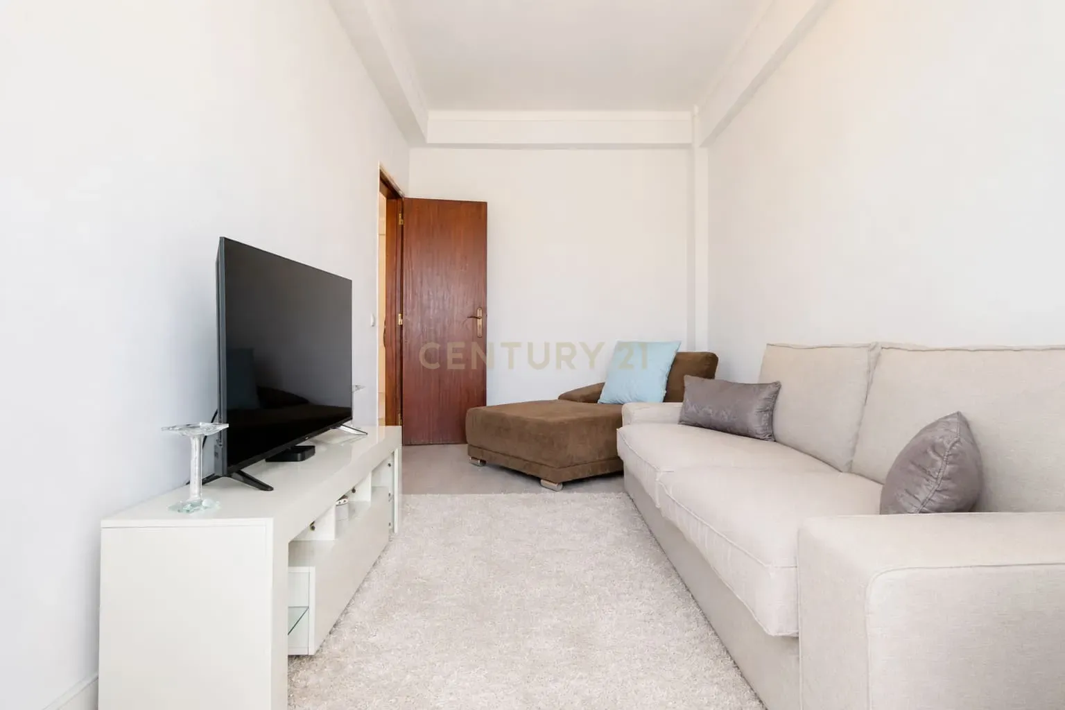 Fotografia 5 de Apartamento T2 semi-renovado com 2 marquises e muita luminosidade no Bairro Afonso Costa | Praceta Dom Paio Peres Correia, Setúbal