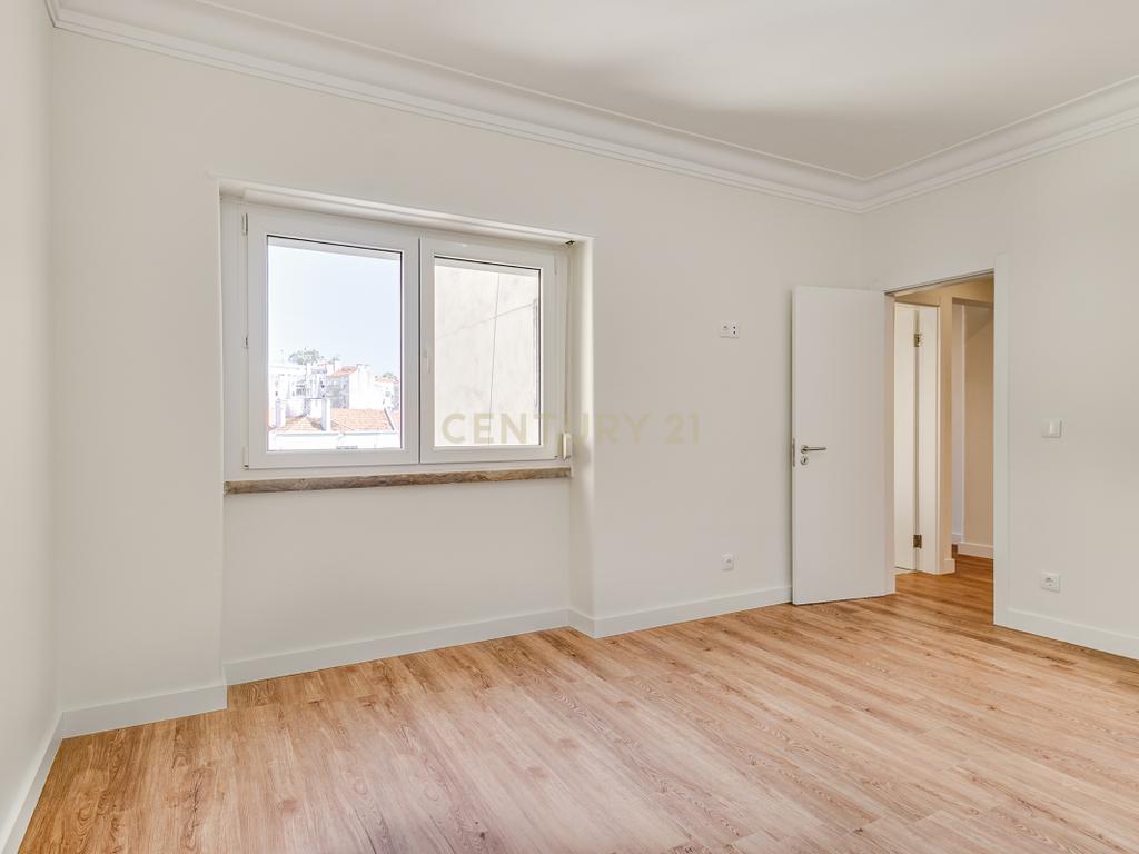 Apartamento T2 Remodelado em São Domingos de Benfica, Lisboa - Image 12