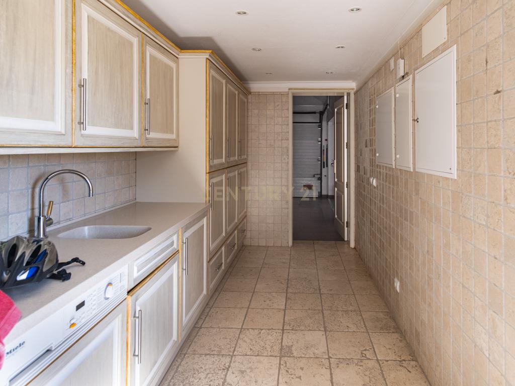 Moradia T5 com Piscina e Jardim em Lagoa, Faro - Image 10