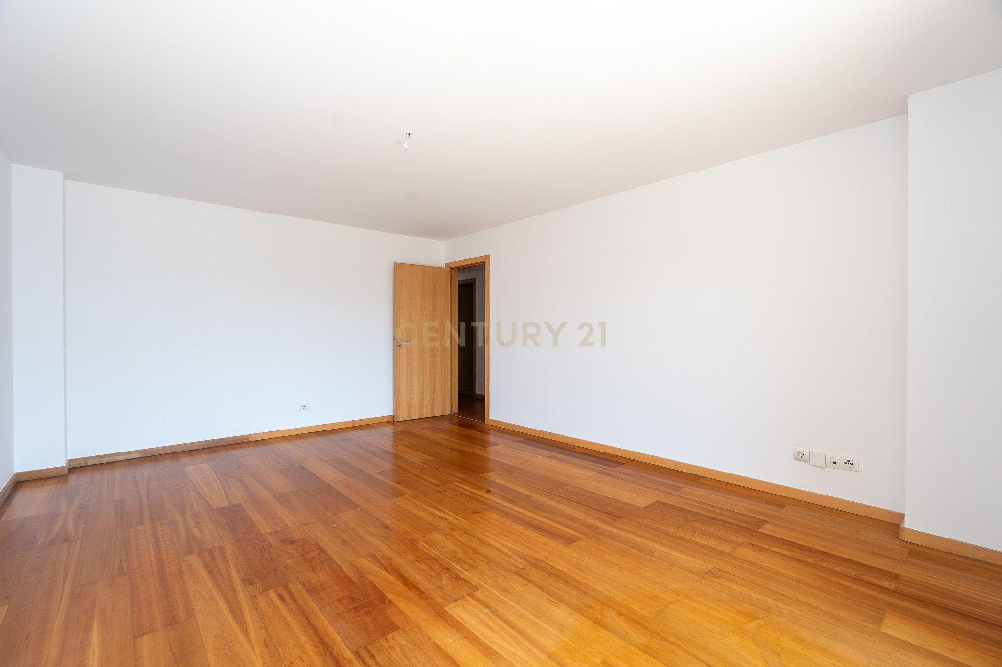 Excelente Apartamento T2 em Braço de Prata - Image 11