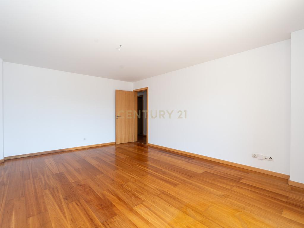 Excelente Apartamento T2 em Braço de Prata - Image 11
