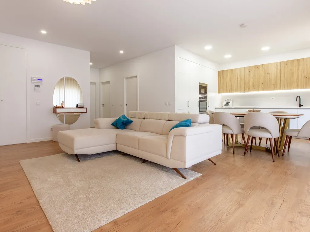 Moderno apartamento T3, com parqueamento e varandas em Santo António da Charneca, Barreiro - Image 1