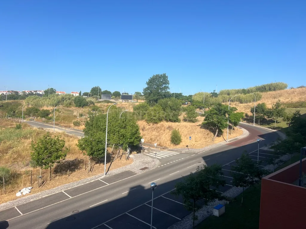 T2 com parqueamento e arrecadação - Casas do Lago Serra de Carnaxide Amadora - Image 28