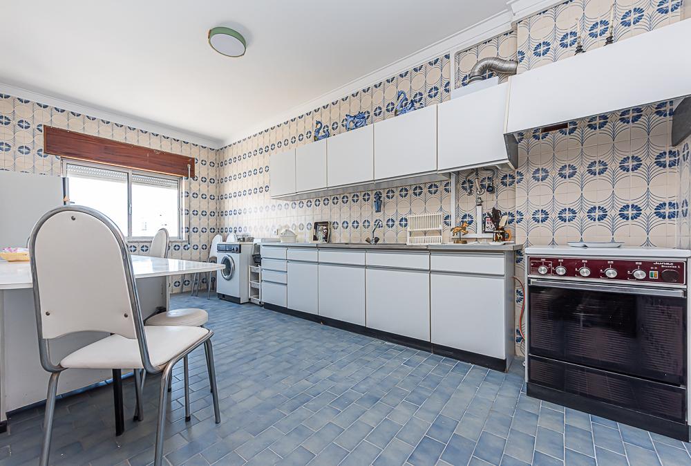 Apartamento T3 em bom estado de conservação com áreas generosas, S. Sebastião, Setúbal - Image 5