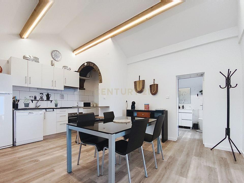 Moradia Totalmente Renovada com 2 Apartamentos T1 e Vista Mar na Algarvia - Image 4