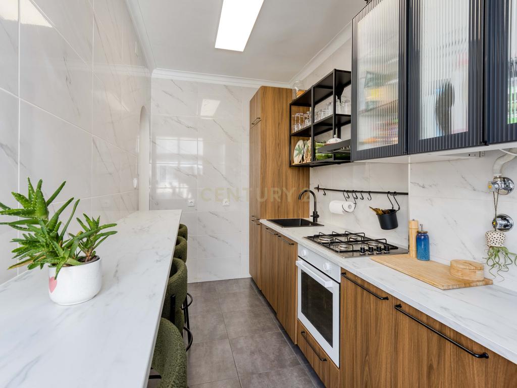 T2 renovado em 2024, cozinha equipada e excelente luminosidade em Queluz - Image 17
