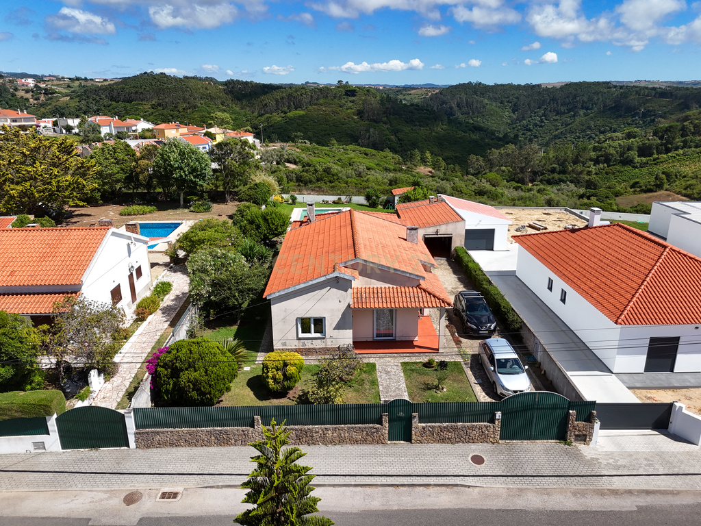 Moradia Isolada com Piscina em Lote de 908 m² | Sala Ampla | Jardim e Vista Desafogada -Mafra - Image 12