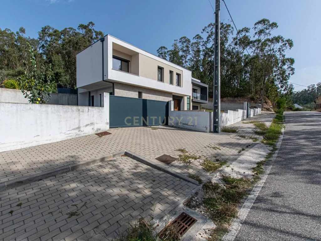 Moradia T4 semi-nova com Piscina, Garagem + Parcela de Terreno Rústico e Vista Serra | Salgueiro, Pombal - Image 5