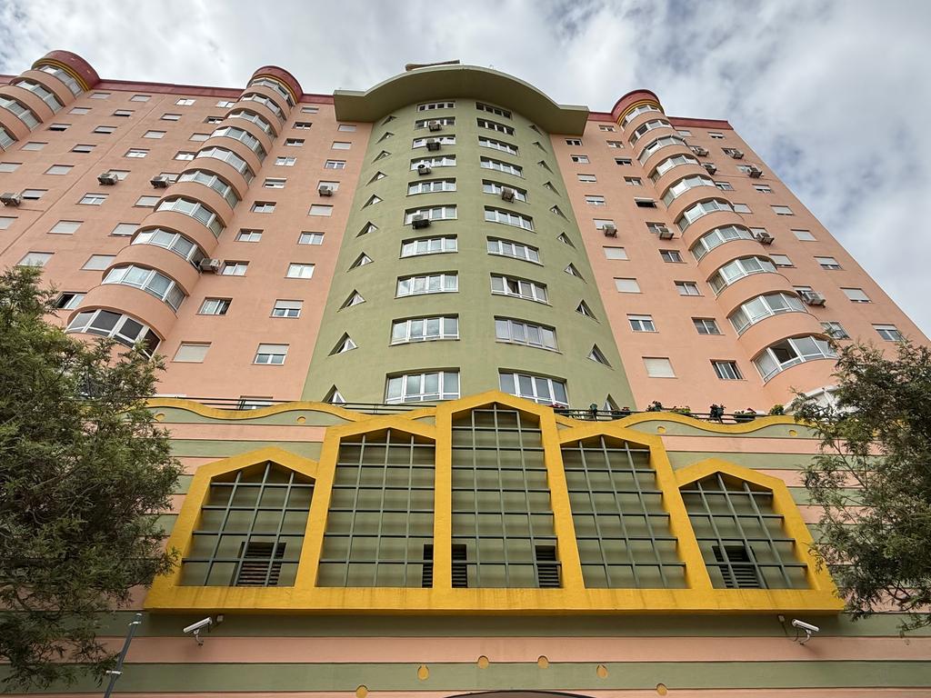 T1 Muito Bem Estimado nas Olaias – Assinatura do Arquiteto Tomás Taveira - Image 1